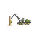 Harwester John Deere 1270G z konarem drzewa