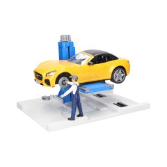 Warsztat samochodowy z autem żółtym Roadster