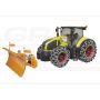 Traktor Claas Axion 950 z pługiem śnieżnym i łańcuchami na kołach