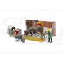 Obora z figurkami rolnika, krowy i cielaka Bruder 62611 BR-62611 BRUDER